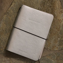 Afbeelding in Gallery-weergave laden, Hervulbaar notitieboek / notebook M - vegan leather - hematite (SPECIAL EDITION)
